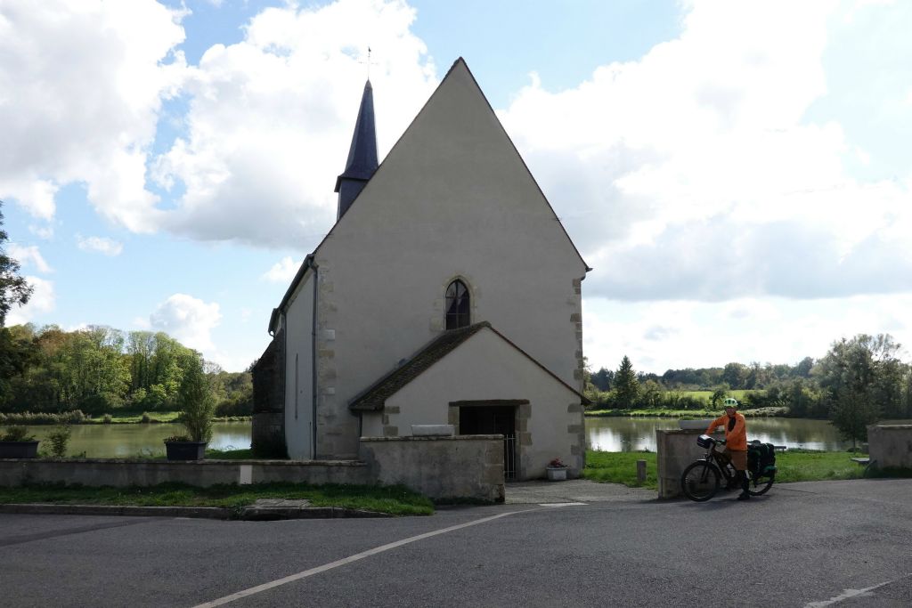 Précy, son église, son plan d'eau